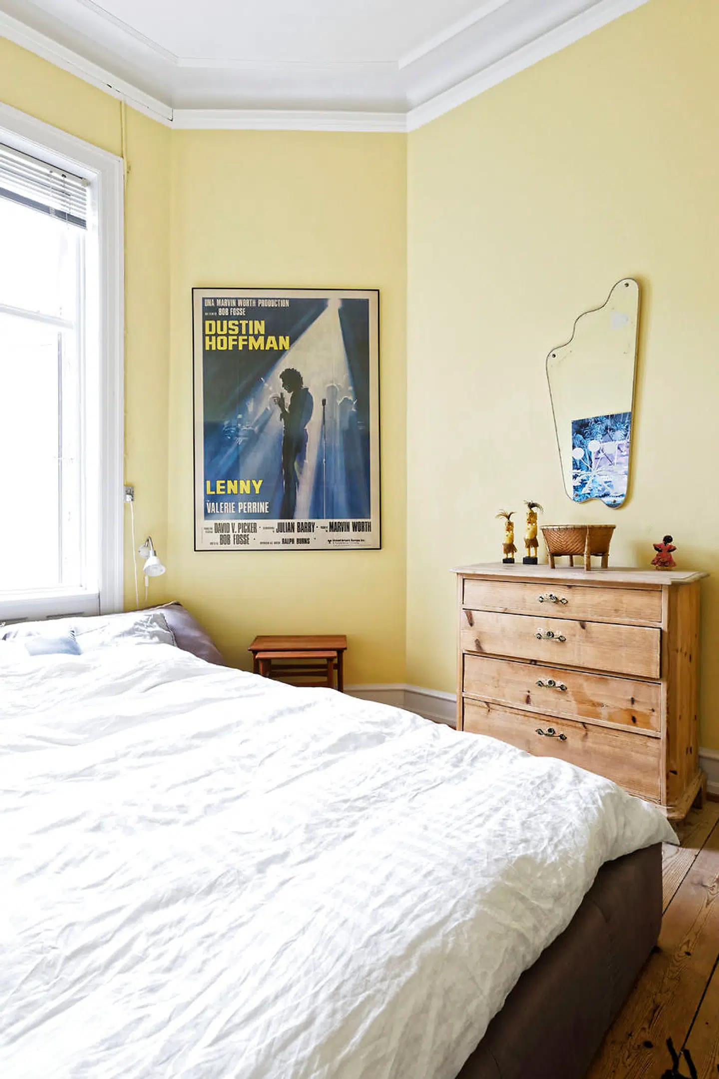 Soveværelset har filmplakat på væggen og et arvet spejl fra 1950erne.
