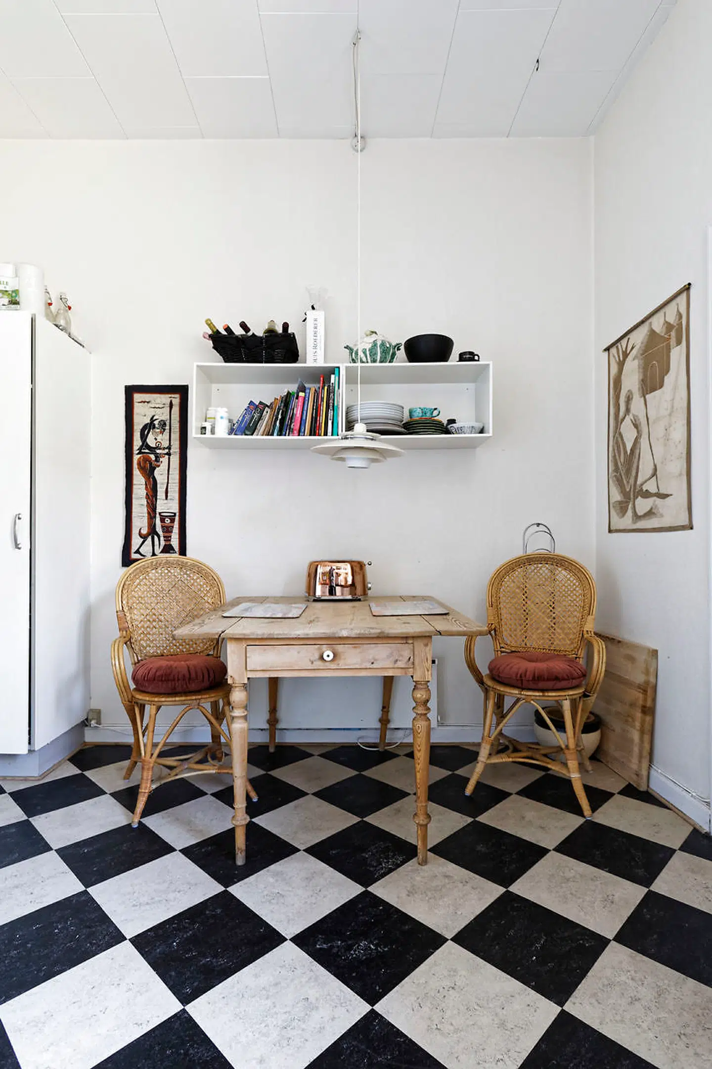 Bagest i lejligheden findes køkken med skakternet gulv og hverdagsspiseplads.