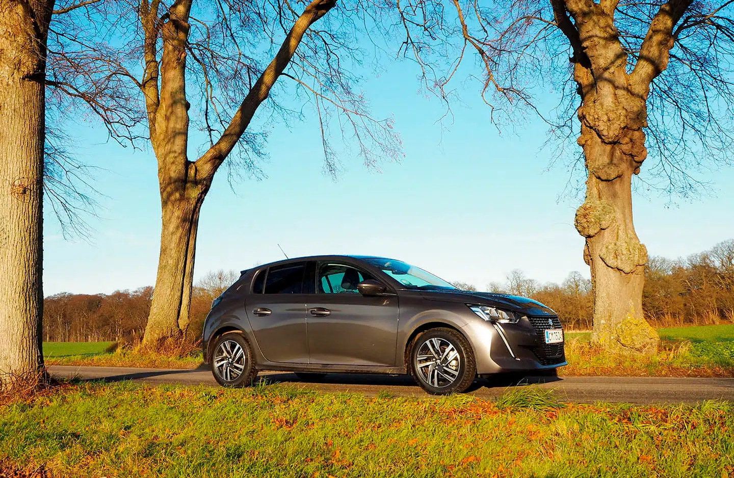 Selv om dieseludgaven med 100 hk koster det samme som benzinudgaven med 100 hk, vil jeg personligt foretrække den benzinmotoriserede grå testbil over den dieselmotoriserede gule, da benzinmotoren opleves mindre støjende og mere harmonisk bag rattet.