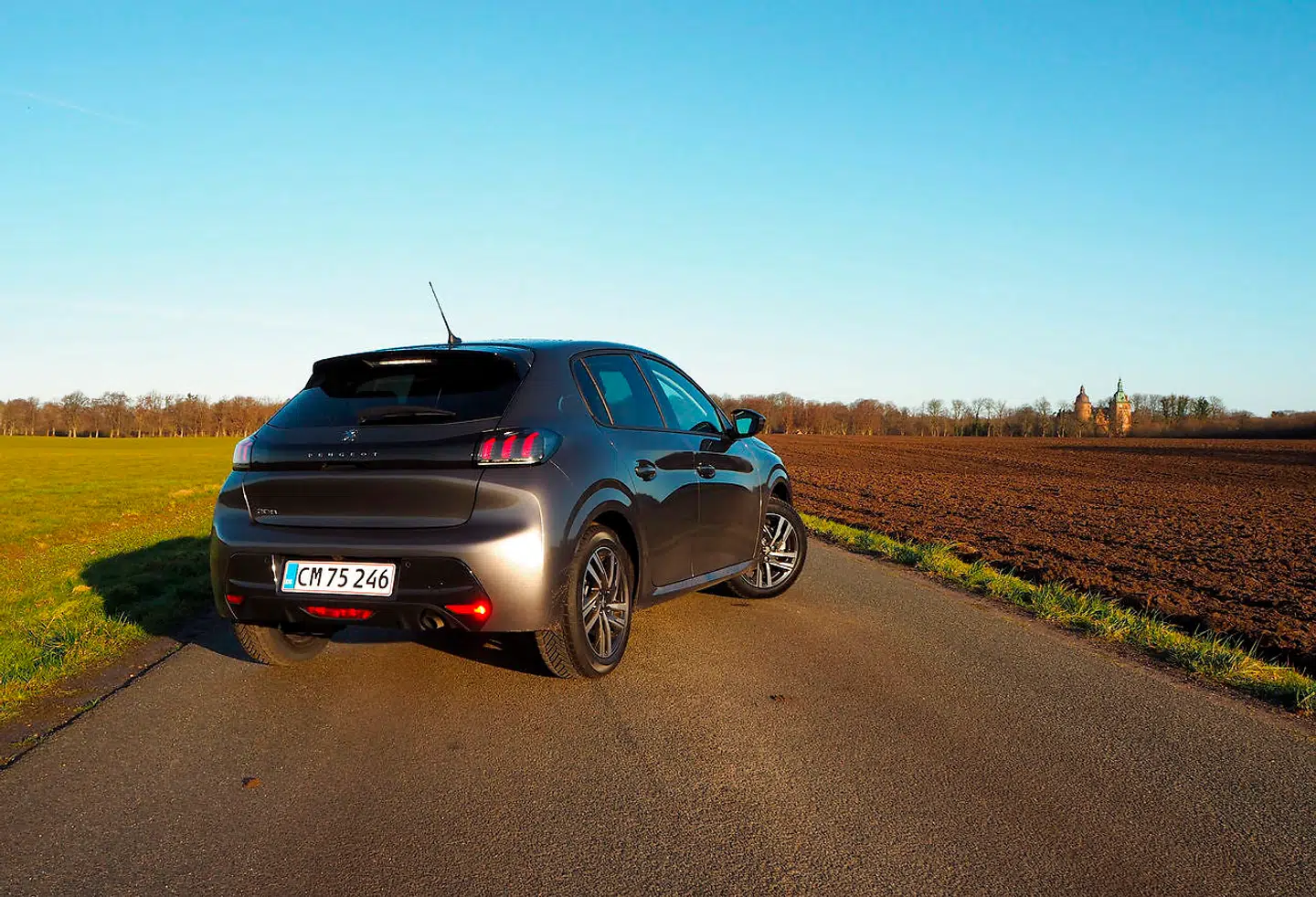 Peugeot 208 Allure med 100 hk til 179.990 kr. er modellen, man skal vælge, når man ser på værdi for pengene. Dertil skal man vælge Driver Assist Pakke til 12.500 kroner med bedre nødbremse og fartpilot, og så behøver man ikke bekymre sig om basis-208erens firestjernede NCAP-sikkerhed.