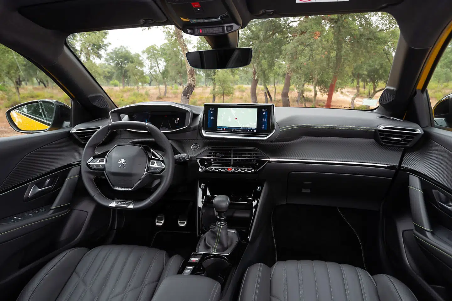Kabinen omkring førepladsen er bilens glansnummer, og især speedometerbrønden bag rattet med sin digitale 3D-grafik charmerer.
