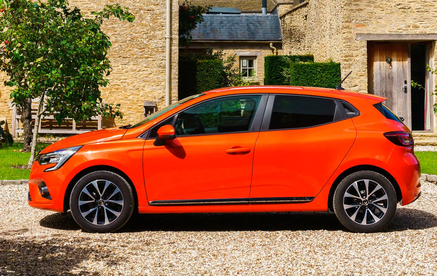 Konkurrent: Renault Clio er landet i en helt ny udgave i 2019. Men volumenmodellen med 100 hk skuffer fælt med manglende nytænkning og et slapt og upræcist femtrins manuelt gear, der kræver GPS for at finde fra tredje til fjerde gear. En skuffelse, der kun trækker tre ud af seks stjerner.