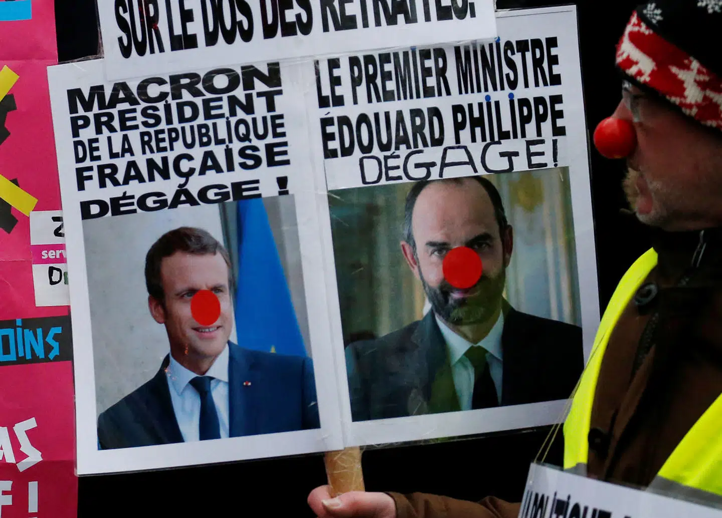 Både præsident Emmanuel Macron og hans premierminister, Édouard Philippe, er nogle klovne, der skal fyres, kræver denne demonstrant ved en af de seneste ugers mange protestaktioner mod en pensionsreform i Frankrig.
