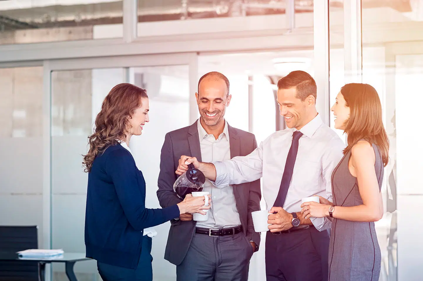 Også i Berlingske har vi diskuteret, om kvinderne selv har et ansvar, hvis de klæder sig særligt udfordrende eller tager høje stiletter på. Men alle bør være frie til at bestemme, hvordan de går klædt. Og de fleste har også helt styr på det professionelle kodeks.