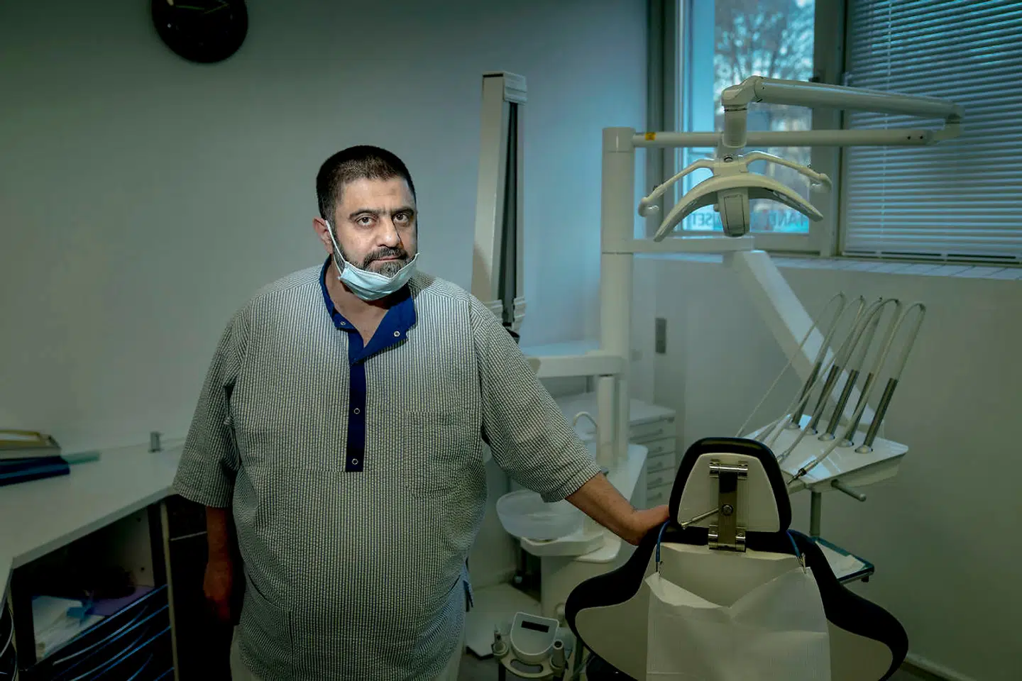 Ahmed Samsams far, Jihad Samsam, er tandlæge. »Det var mig, der anbefalede min søn at rejse derned og hjælpe sit fædreland, da oprøret begyndte i 2012,« siger han i dag. Og til trods for hvad der siden er sket, har han ikke fortrudt det.