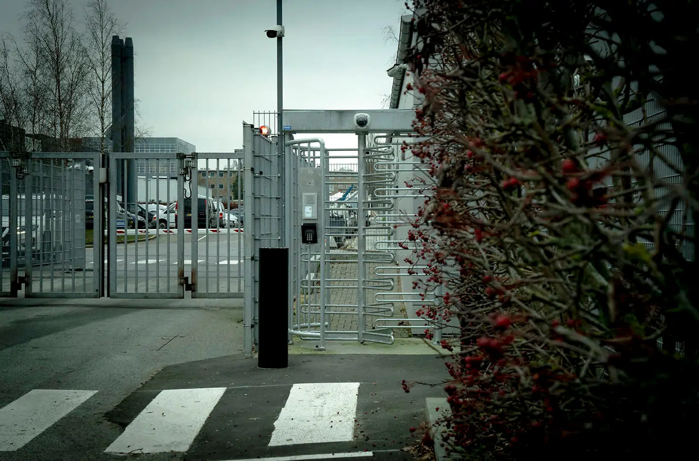 Jihad Samsam og Ahmed Samsams spanske advokat, Iván Jiménez Aybar, måtte stå to timer i kulden udenfor PET i et forsøg på at få nogen i tale, der kunne bekræfte, at sønnen Ahmed havde arbejdet for PET.