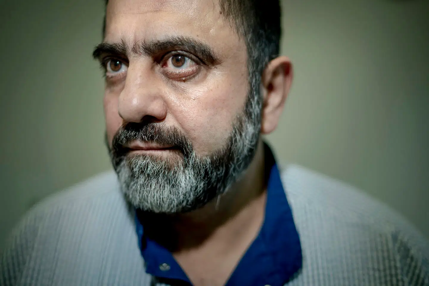 Ahmeds far, Jihad Samsam er vokset op i Hafez al-Assads Syrien, i byen Hama i den vestlige del af landet. Samme by, som sønnen årtier senere altså vendte tilbage til for at bekæmpe samme diktators søn, Bashar al-Assad.