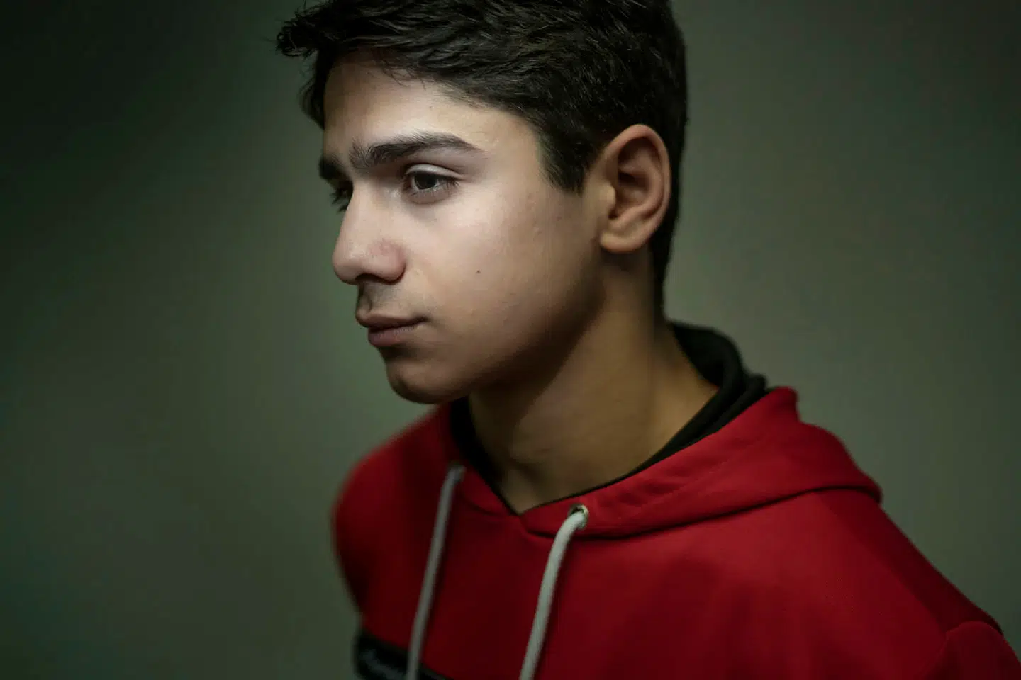 Osama Samsam, Ahmed Samsams lillebror, går i gymnasiet. Han taler ofte med broderen, men han er svær at tale med: »Han vil have mig til at skrive ... til PET, ministeriet, Justitsministeriet, til nogen, der kan få ham ud,« siger 18-årige Osama Samsam..