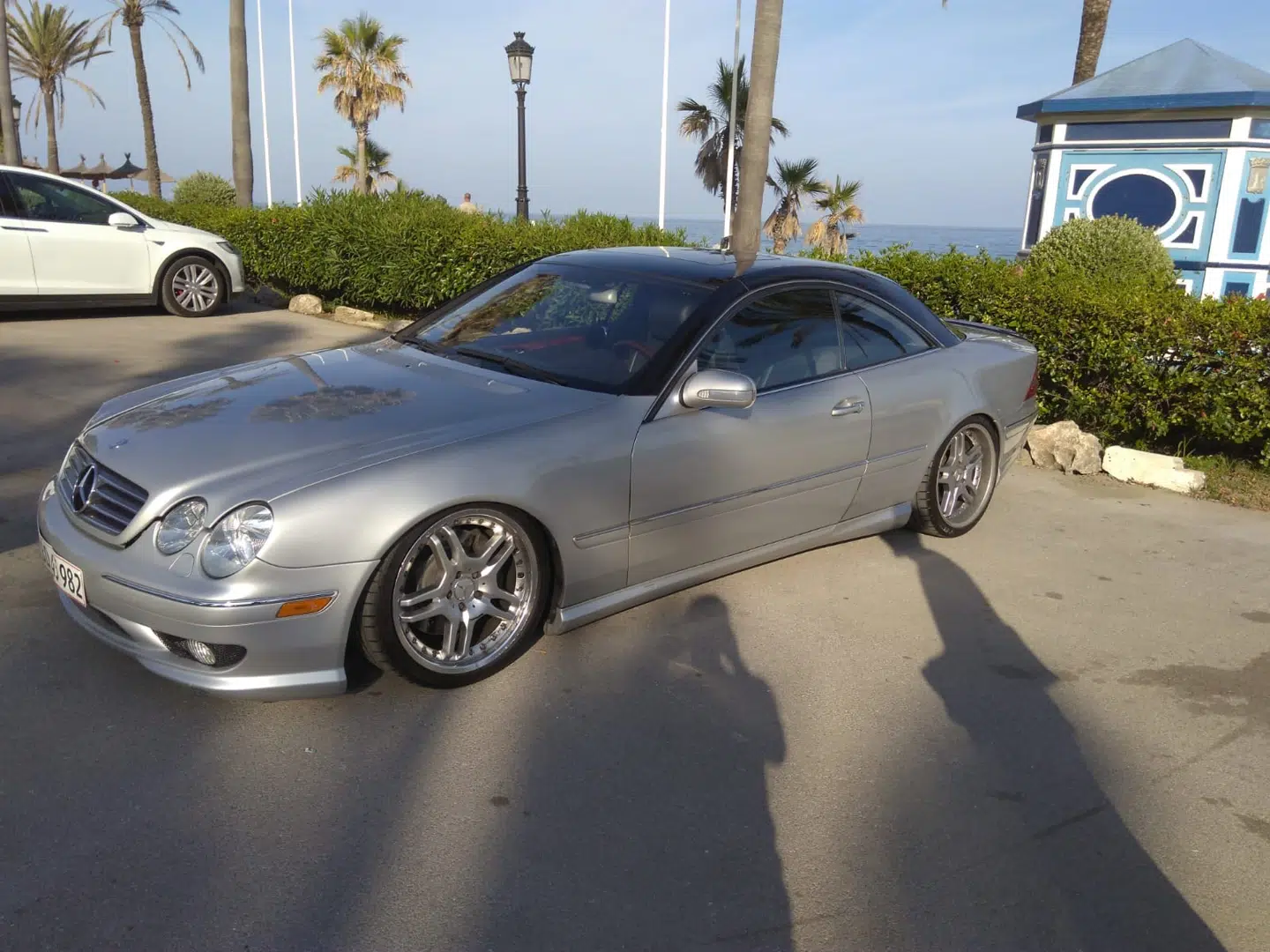 Den sølvgrå Mercedes CL55, som vennerne fra Odense kørte til Spanien i. De kørte fra Odense til Barcelona i ét stræk og fortsatte derfra længere ned mod Solkysten.