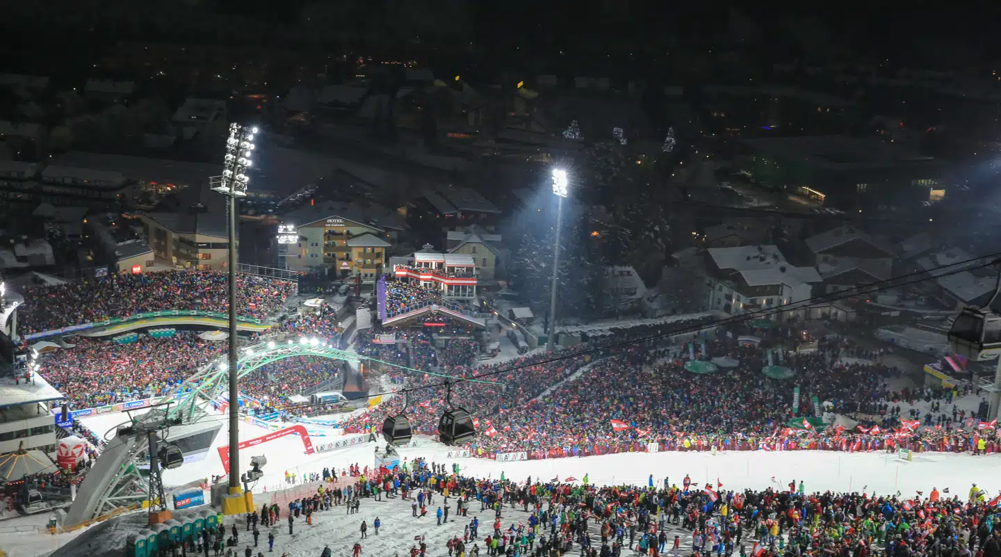 Det årlige Night Race på Planai-bjerget tiltrækker tusindvis af tilskuere.