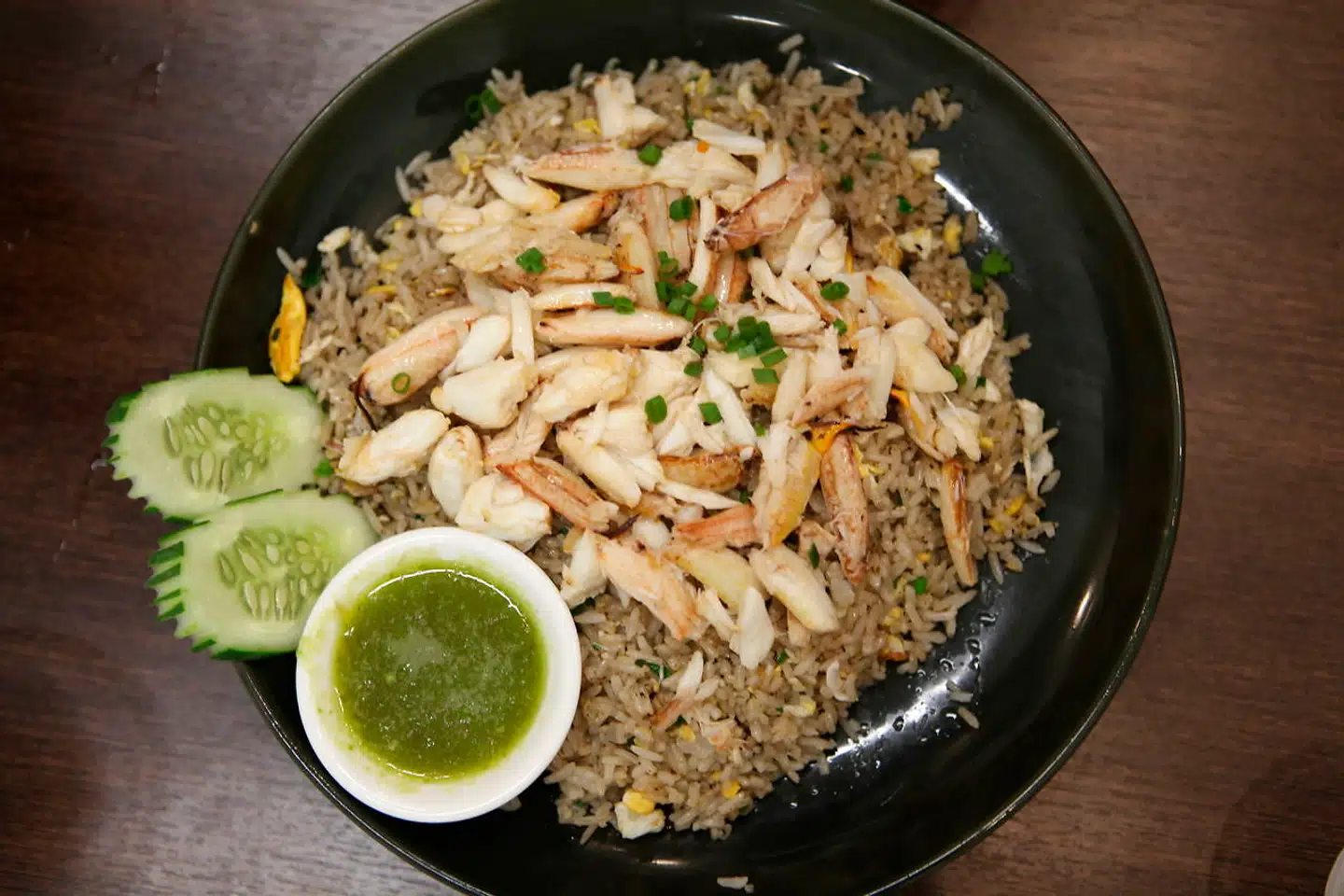 Here Hai er specialiseret i ris med seafood. Her stegte ris med krabbekød.