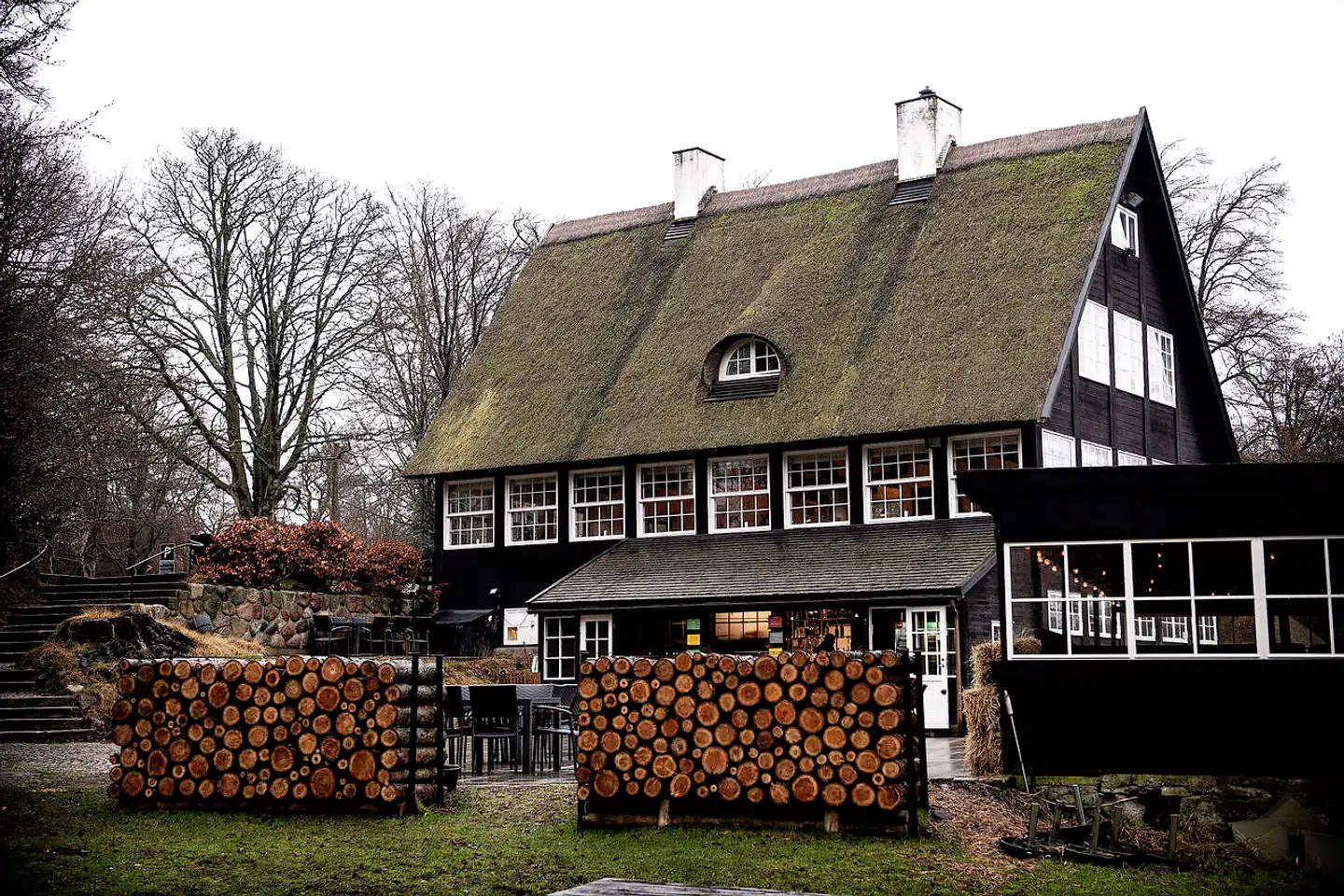 Restauranten ligger i en smuk bygning fra 1927. Om sommeren er der et stort udendørsområde, hvor man kan spise og fortøje sin hest!