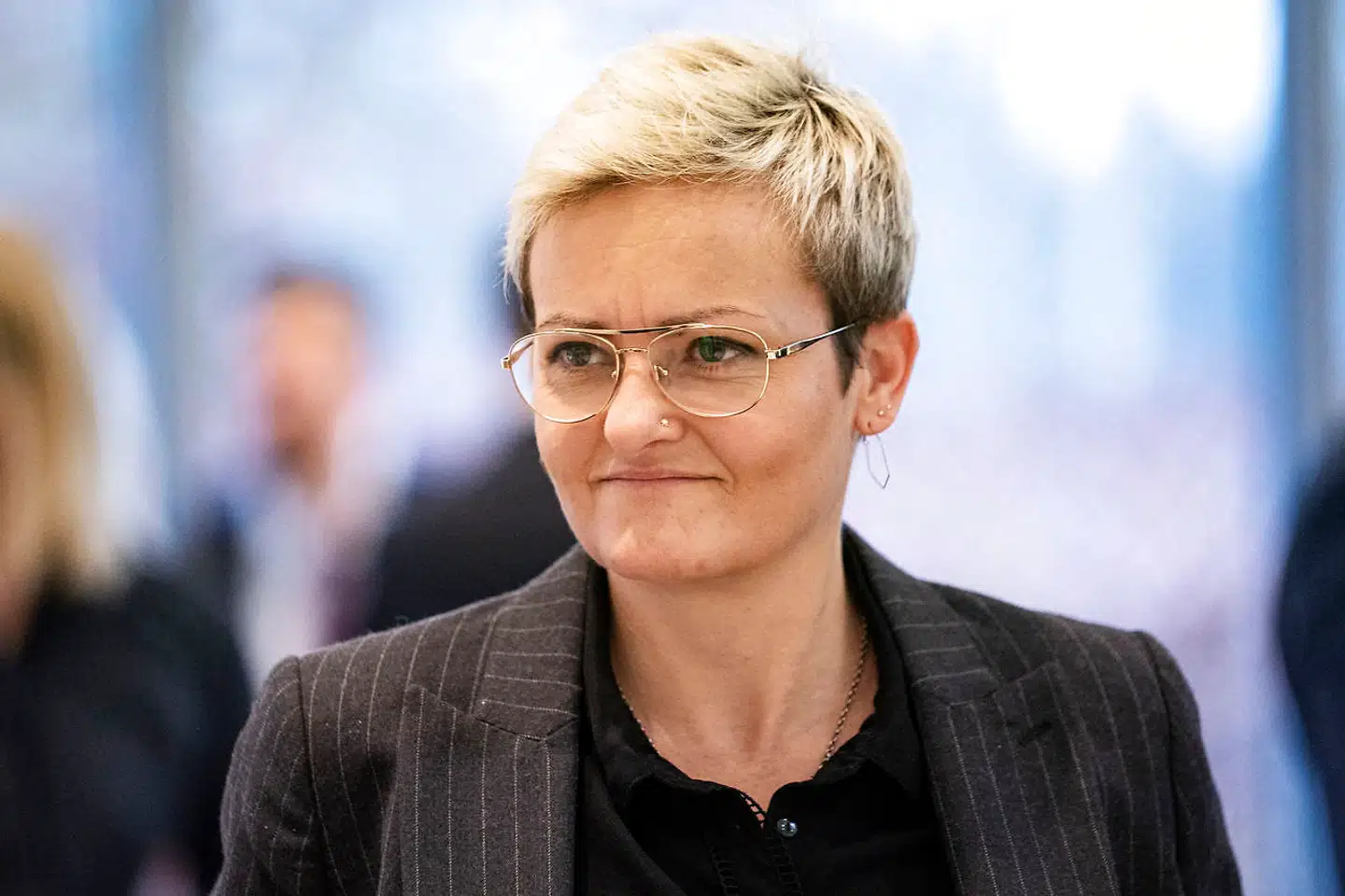 Børne og undervisningsminister Pernille Rosenkrantz-Theil efterlyser flere konkrete færdigheder på pensum både i folkeskolen og gymnasiet. Det skal delvist ske på bekostning af det store tværfaglige fokus, som uddannelsessystemet har rykket sig i retning af.