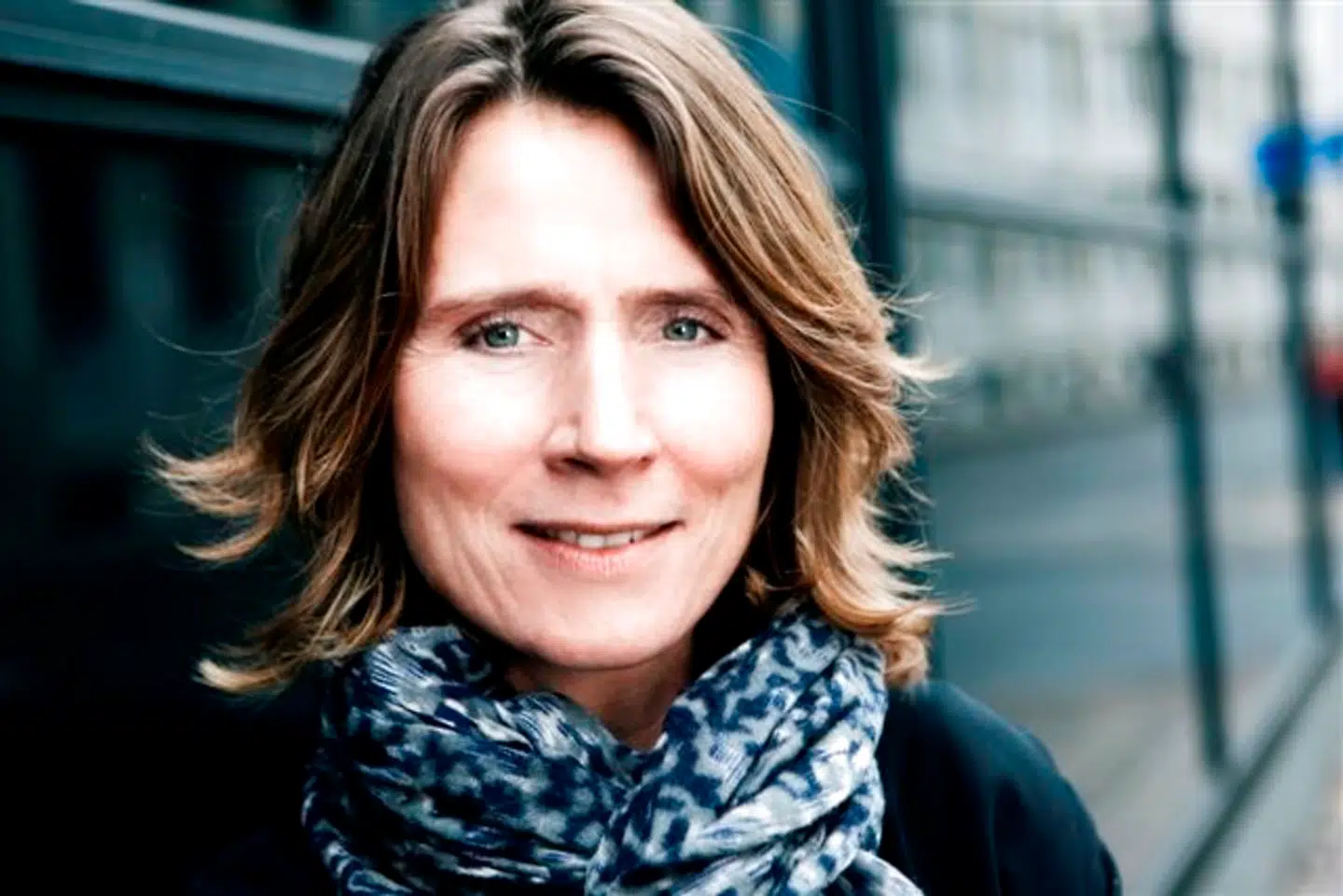 Anne Knøs aka Komiske Anne, HR-chef i Danske Bank, forklarer, at jo færre medarbejdere i banken, desto bedre er banken ...