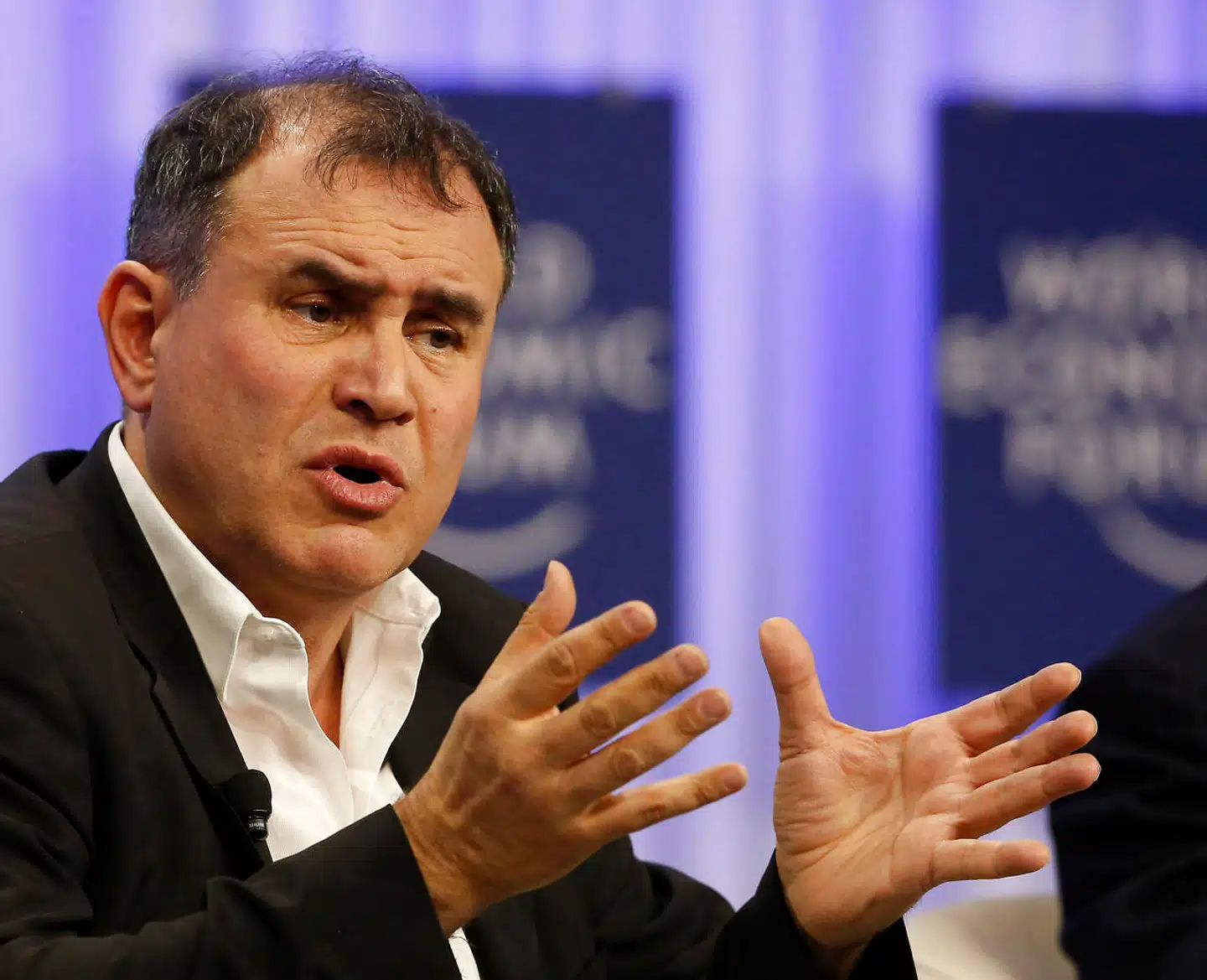 Nouriel Roubini alias Doctor Doom forudser, at aktier vil falde mindst ti procent i år på grund af konflikten mellem USA og Kina.