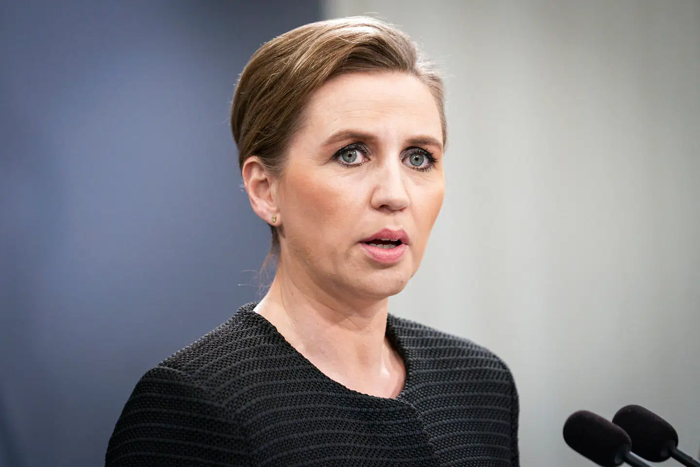 »Det er klart, at når man fjerner nogle beføjelser, som domstolene har i dag, og giver politiet mulighed for at skyde genvej uden om domstolene, så er det jo et lille skridt væk fra retsstaten og et lille skridt i retning af en politistat,« siger de Radikales retsordfører, Kristian Hegaard, om Mette Frederiksens og regeringens planer om at give politiet adgang til terrordømtes private hjem uden dommerkendelse.