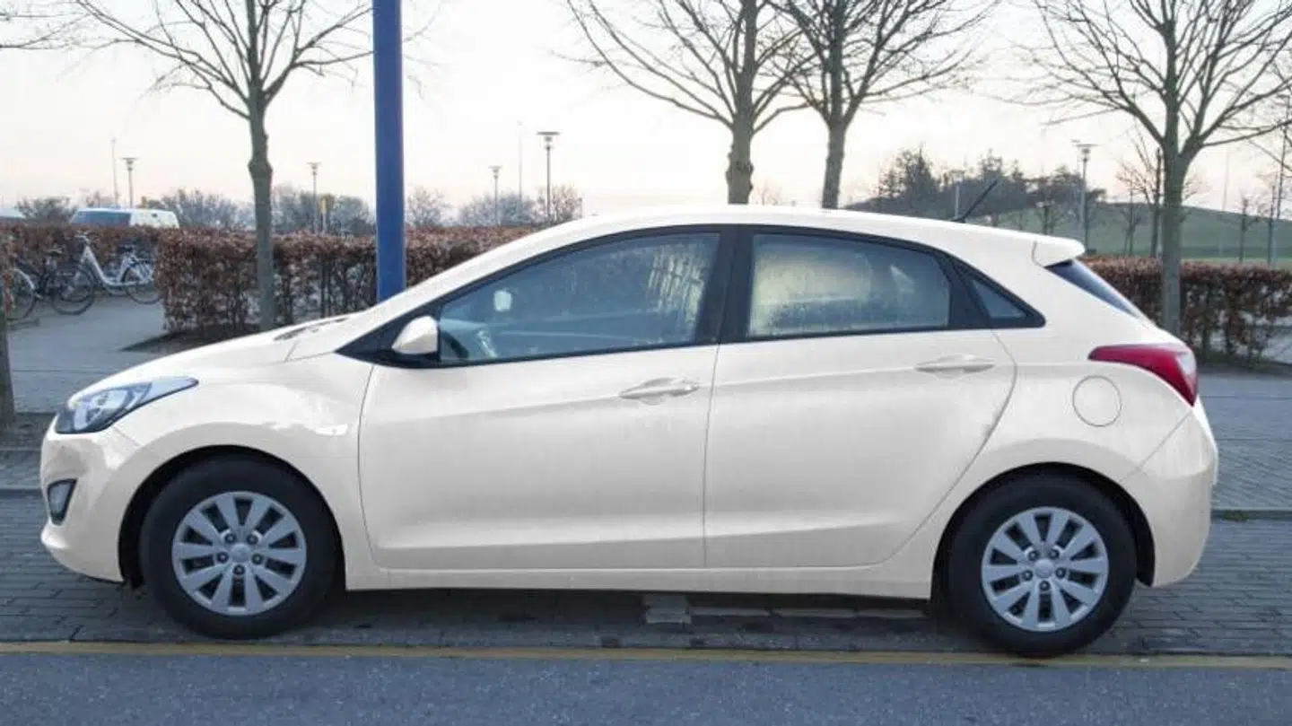 Det er denne bil – eller en bil, der minder meget om den – som Sydsjællands og Lolland-Falsters Politi 20. juni 2017 efterlyser i Emilie Meng-sagen. En hvid eller lys Hyundai i30.