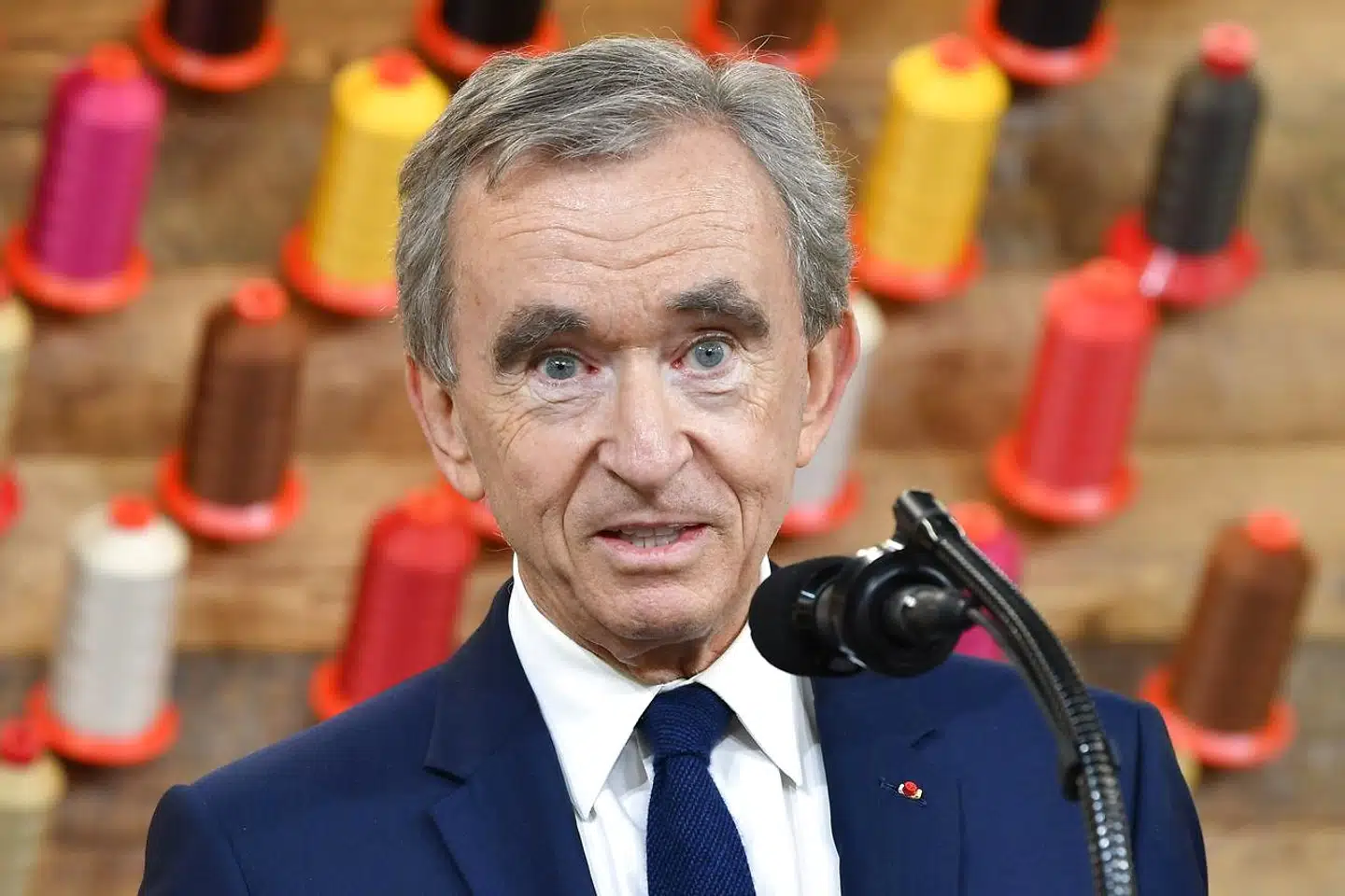 Topchefen for luksuskoncernen LVMH, Bernard Arnault, smilede angiveligt, da han fik verdenshistoriens næststørste diamant i hænderne. Koncernen er i fuld færd med et bekosteligt indtog i smykkebranchen.
