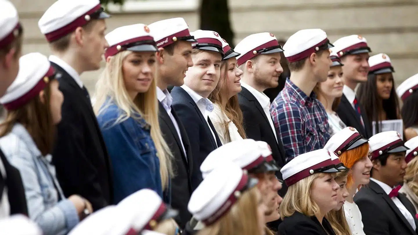 »Det kan undre, at ikke flere dumper i gymnasiet, at karaktergennemsnittet ikke ligger lavere, men med et ikke-absolut karaktersystem, vil man aldrig få et reelt billede af manglende opfyldelse af de faglige mål. Derfor kommer de fleste igennem med for høje karakterer og derfor klager universiteterne nu over mangel på helt banale kundskaber hos de studerende,« skriver Jens Per Nielsen.