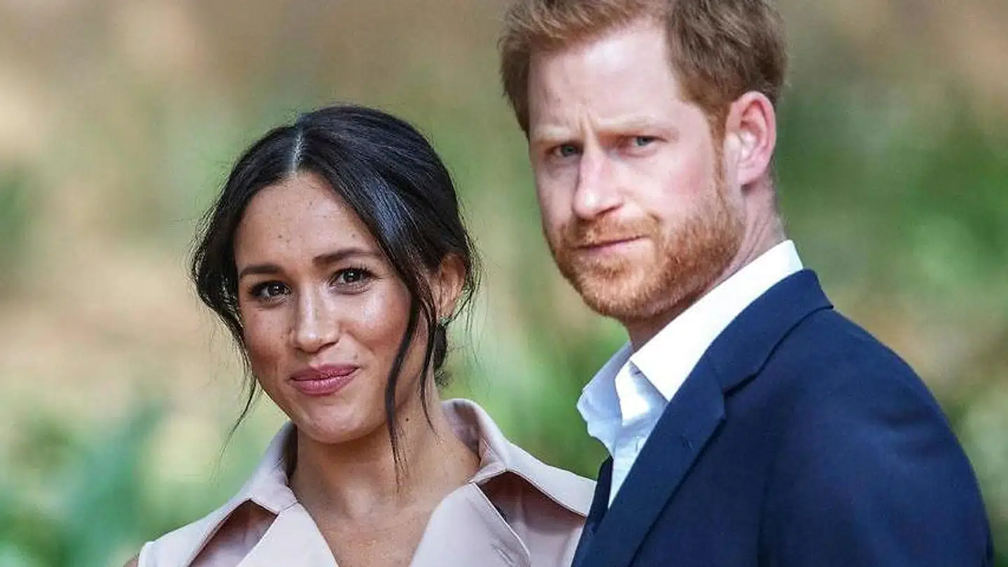 »Harry og Meghan har trukket sig fra de kongelige pligter for at nyde jetsettilværelsen på den amerikanske vestkyst.«