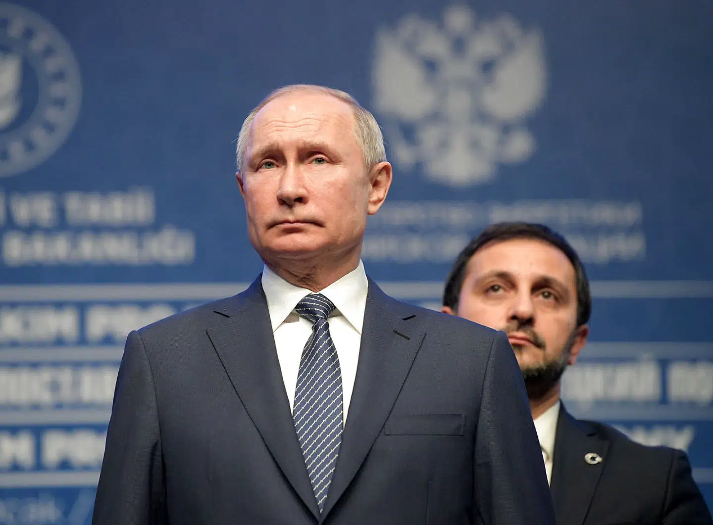 Med opløsningen af regeringen er Vladimir Putin nu et skridt videre til at sætte sig tungere på magten, mener flere eksperter.