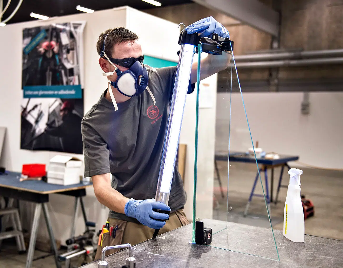 Til DM i Skills mødes elever fra landets erhvervsuddannelser for at dyste i deres fag. Her ses en konkurrencedeltager fra glarmesterfaget under DM i Skills i Messecenter Herning, torsdag den 18. januar 2018.