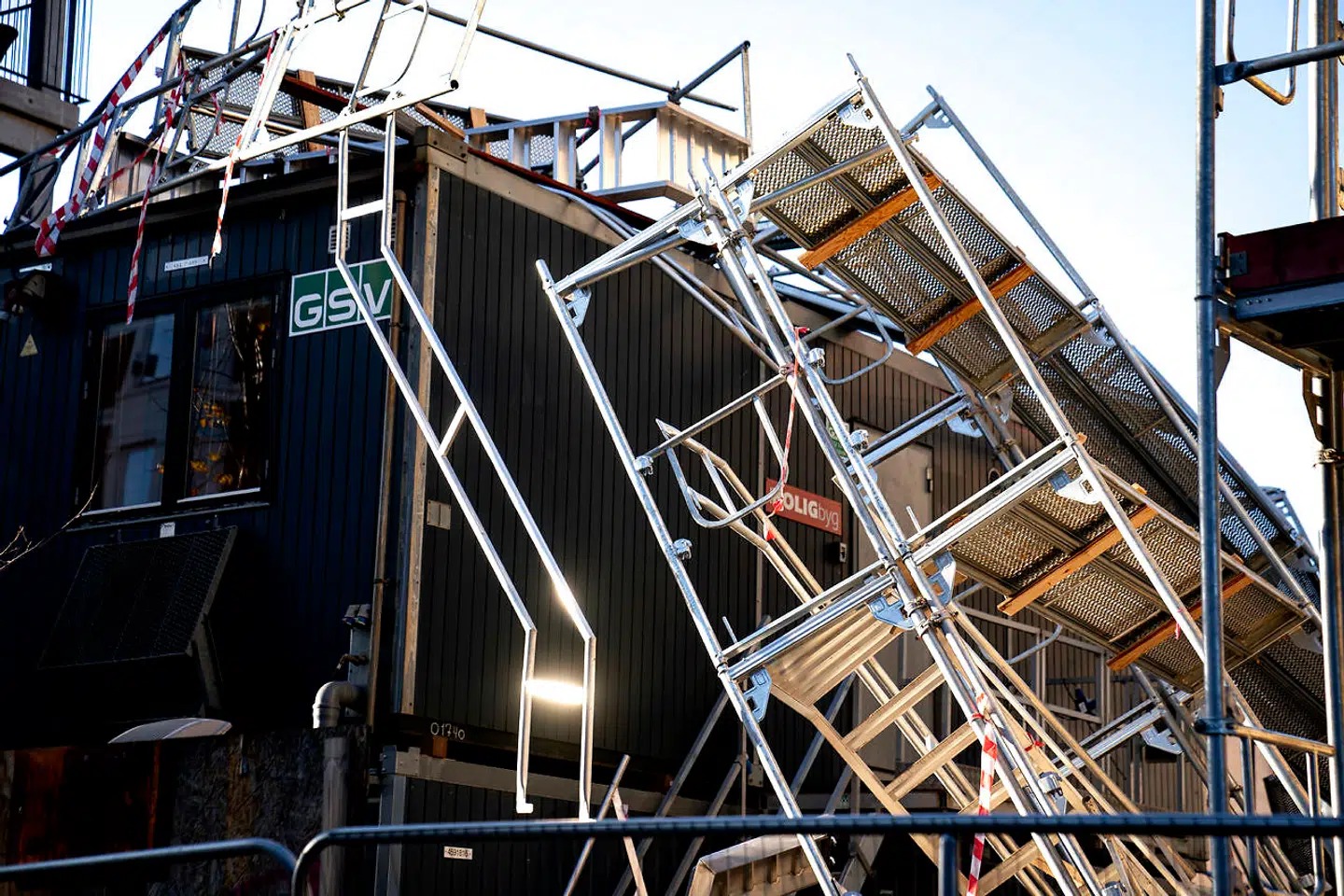 En stor del af konflikten synes at grunde i at en stilladsarbejder og en elektriker aftenen før er blevet overfaldet af folk med forbindelse til den omstridte byggeplads. Det afviser direktøren for firmaet på byggepladsen. »De laver bare sjov,« siger han.