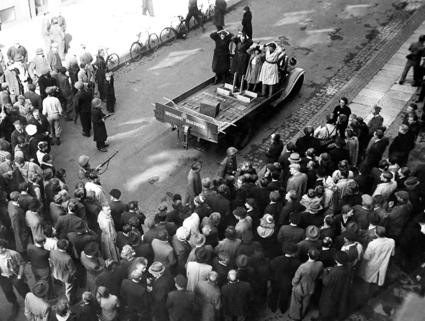 Modstandsbevægelsen på jagt efter stikkere, der anholdes og køres væk i lastvogne.