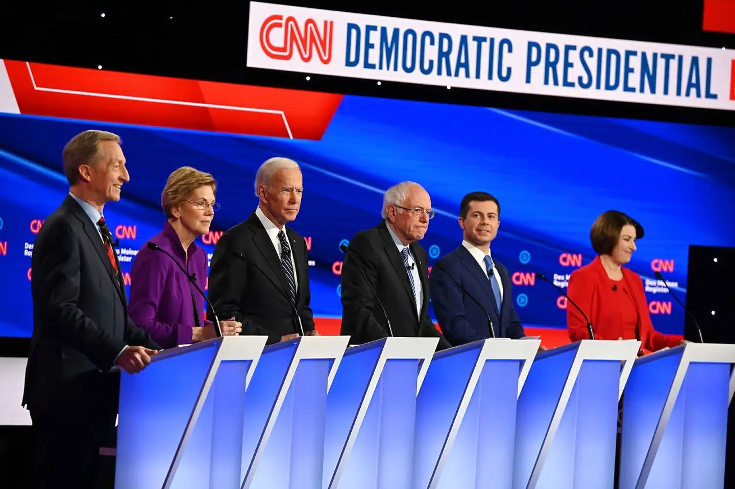 Kun seks demokratiske præsidentkandidater havde formået at kvalificere sig til den syvende og sidste TV-debat før primærvalget i Iowa 3. februar. Fra venstre ses milliardæren Tom Steyer, senator Elizabeth Warren, tidligere vicepræsident Joe Biden, senator Bernie Sanders, borgmester fra South Bend, Pete Buttigieg, og senator Amy Klobuchar.