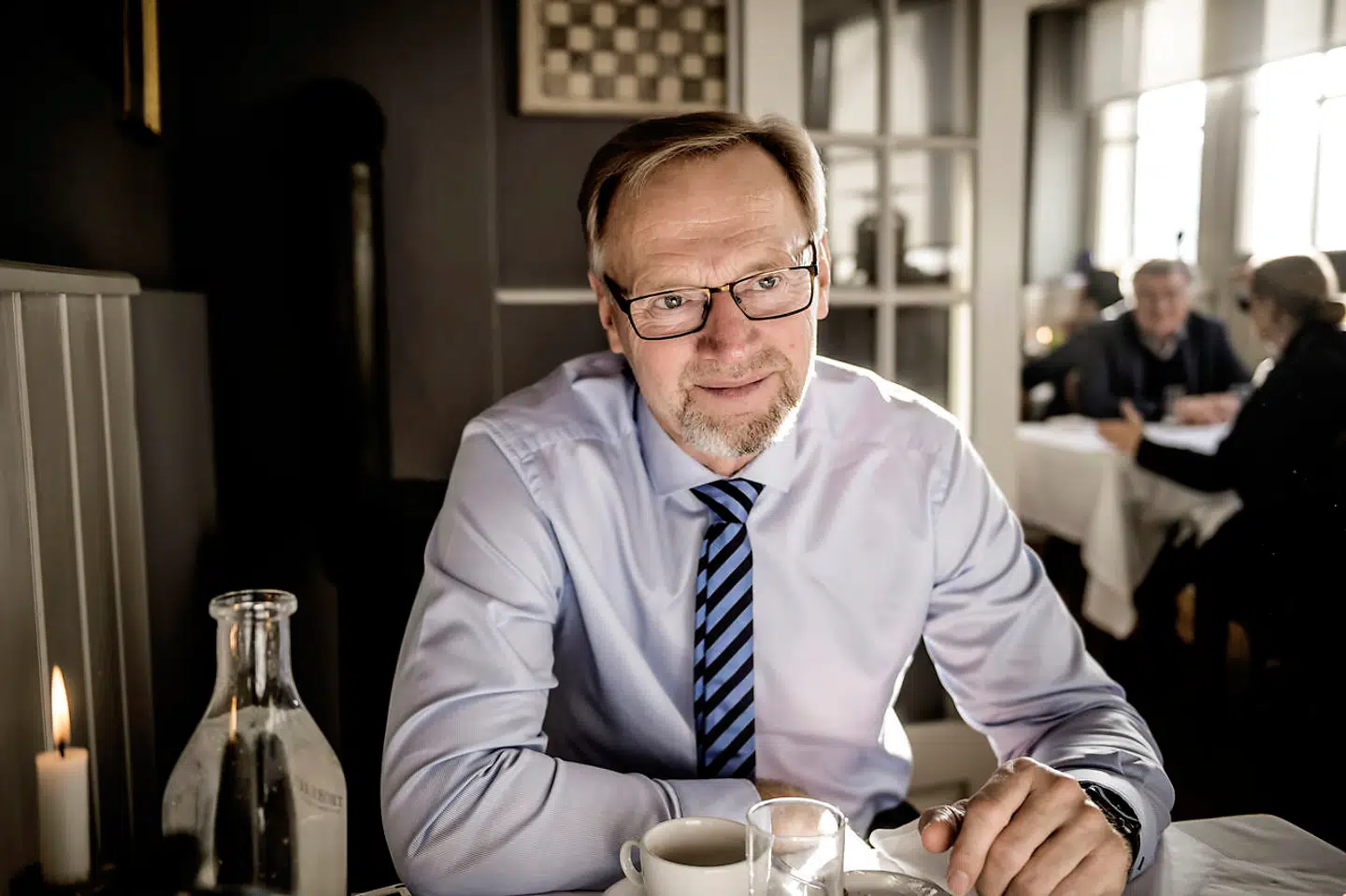 Jyske Bank og dennes topchef, Anders Dam, var den første danske bank, der indførte minusrenter på kundernes indlån. Siden spredte tendensen sig til en række af rivalerne, og nu forventer eksperter, at stort set samtlige af landets banker i 2020 vil indføre minusrenterne.