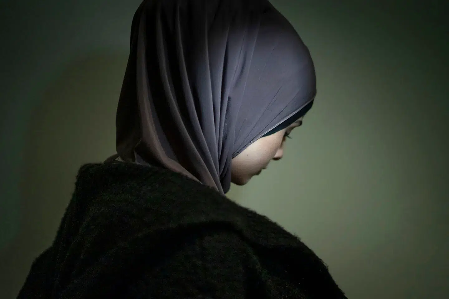 I mere end 900 dage har den danske statsborger Ahmed Samsam siddet fængslet i Spanien - idømt otte års fængsel for at have tilsluttet sig og kæmpet for Islamisk Stat på rejser til Syrien. Nu viser nye oplysninger, at den 30-årige var rekrutteret, betalt og udsendt til Syrien af Politiets Efterretningstjeneste og Forsvarets Efterretningstjeneste. Her er det hans søster Fatima Samsam.