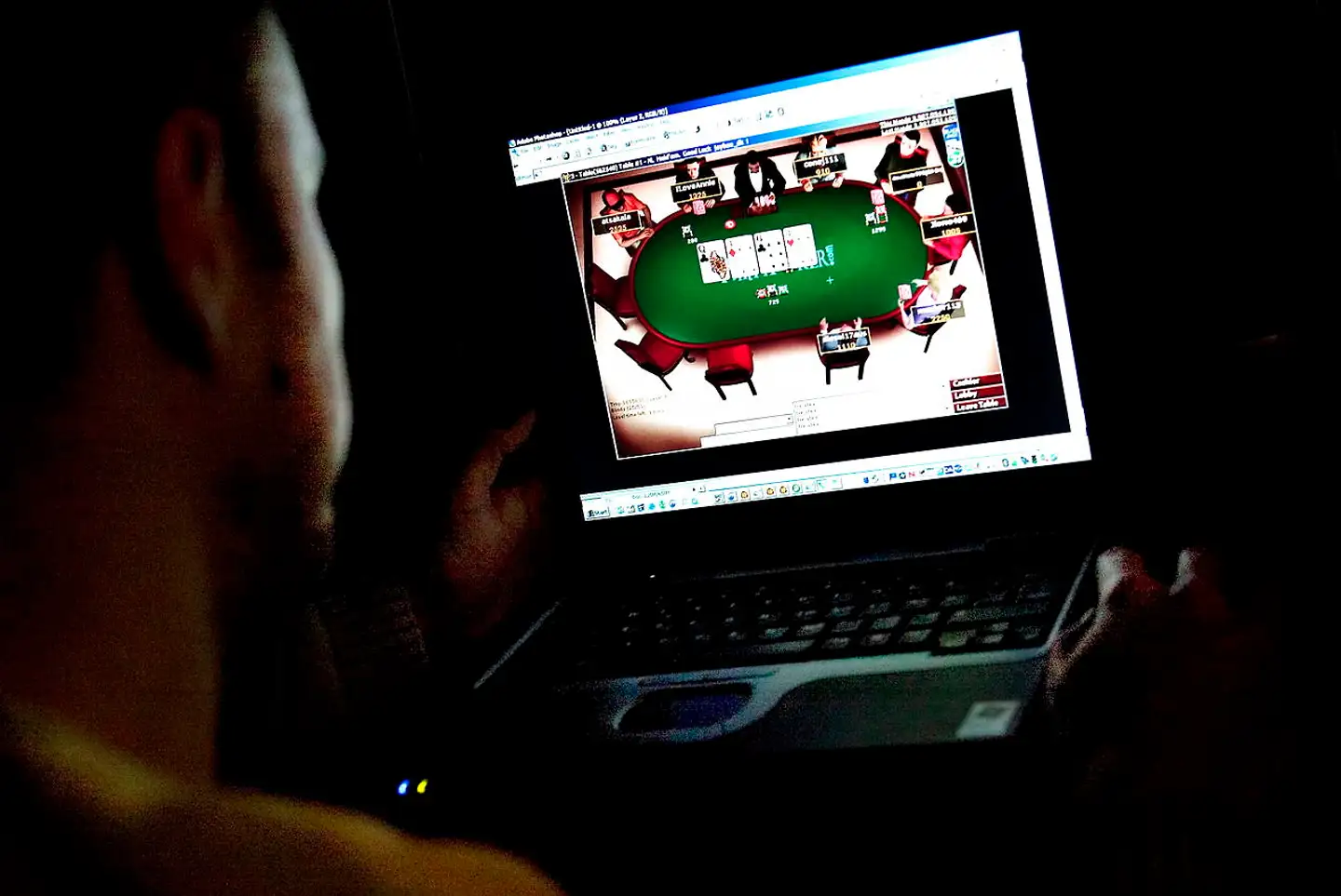 (ARKIV) Poker på nettet 3. januar 2006. For mange havner i gæld, fordi de er afhængige af spil. Regeringen vil regulere markedet for reklamer. Danske Spil erkender, at seerne er ved at være trætte. Det skriver Ritzau, mandag 16. december 2019.