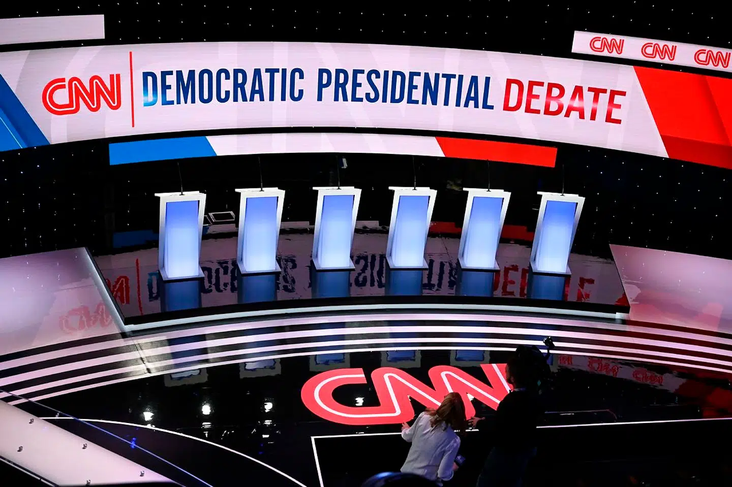 Scenen er sat, når flere af Demokraternes præsidentkandidater skal mødes til debat i Des Moines, Iowa.