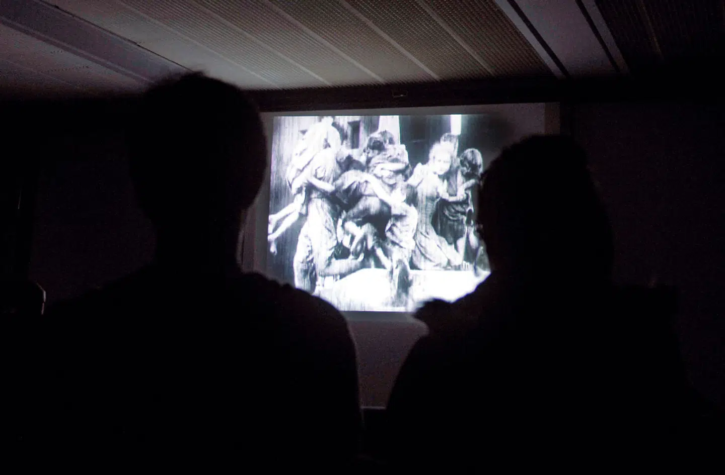 Biografgængere ser en restaureret udgave af Fritz Langs klassiker, »Metropolis«. København Stumfilmfestival afholdes for første gang i år.