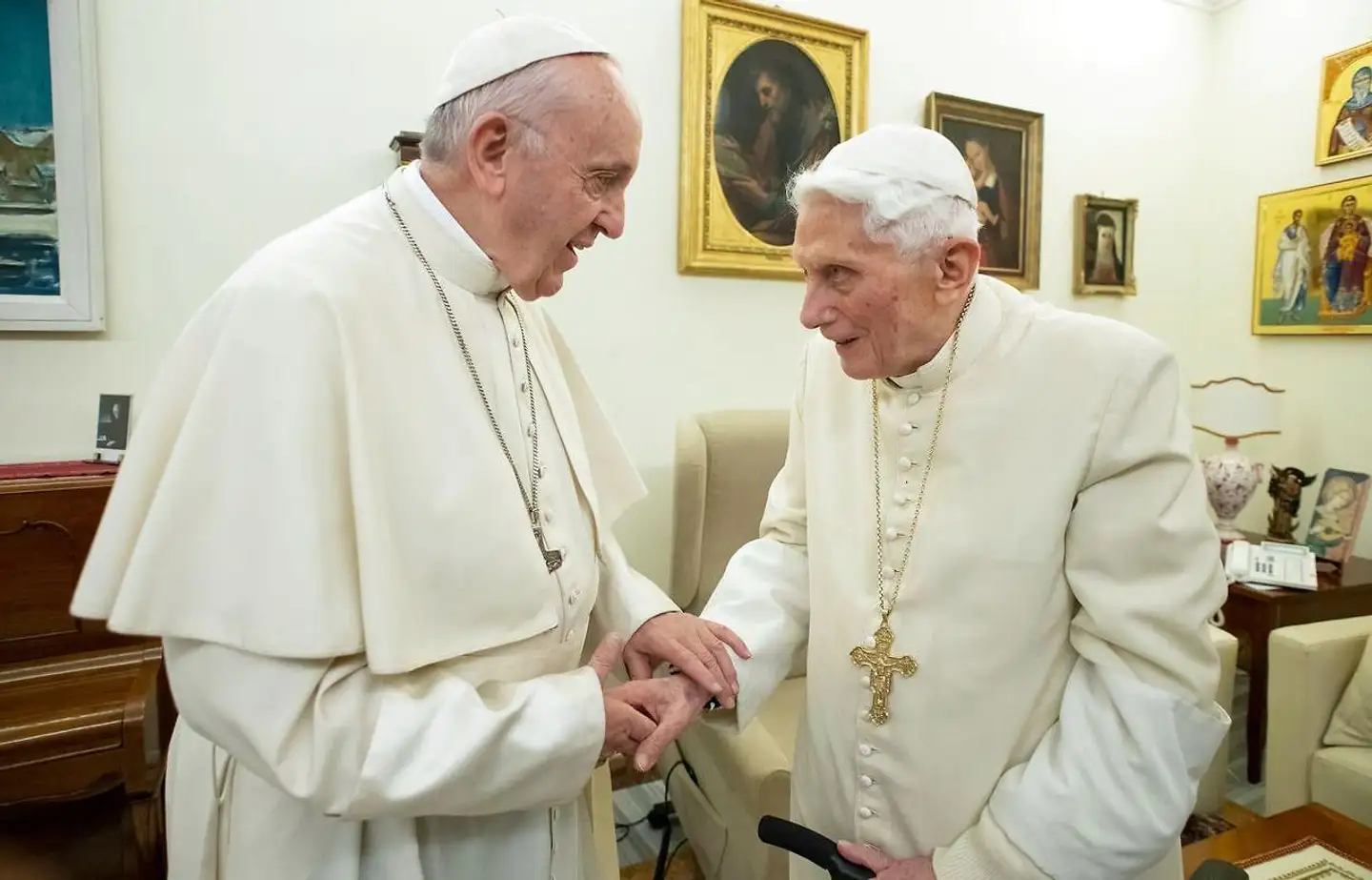 Pave Frans sammen med sin forgænger, pave Benedikt XVI.
