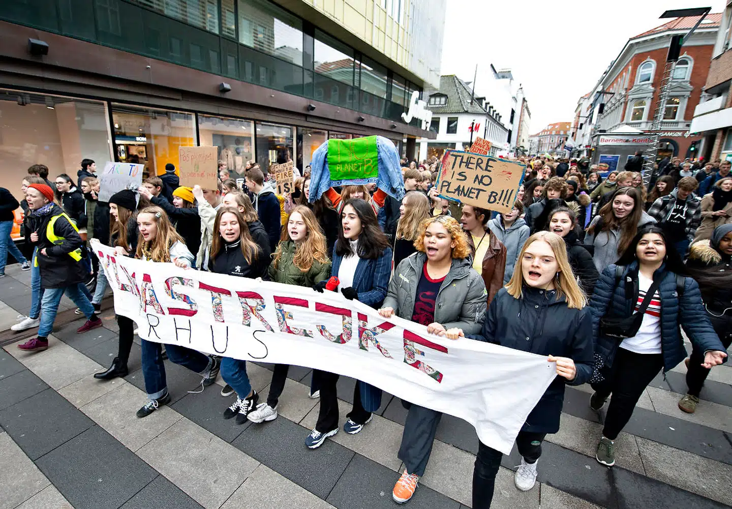 »Uanset hvor meget man blander det hele sammen i den store gryde og rører rundt, er det ikke i nærheden af et ungdomsoprør. Beklager,« skriver Bent Winther. På fotoet skoleelever fra Aarhus der går i demonstration under International Klimastrejke i Aarhus, fredag 15. marts 2019. Foto: Henning Bagger/Ritzau Scanpix