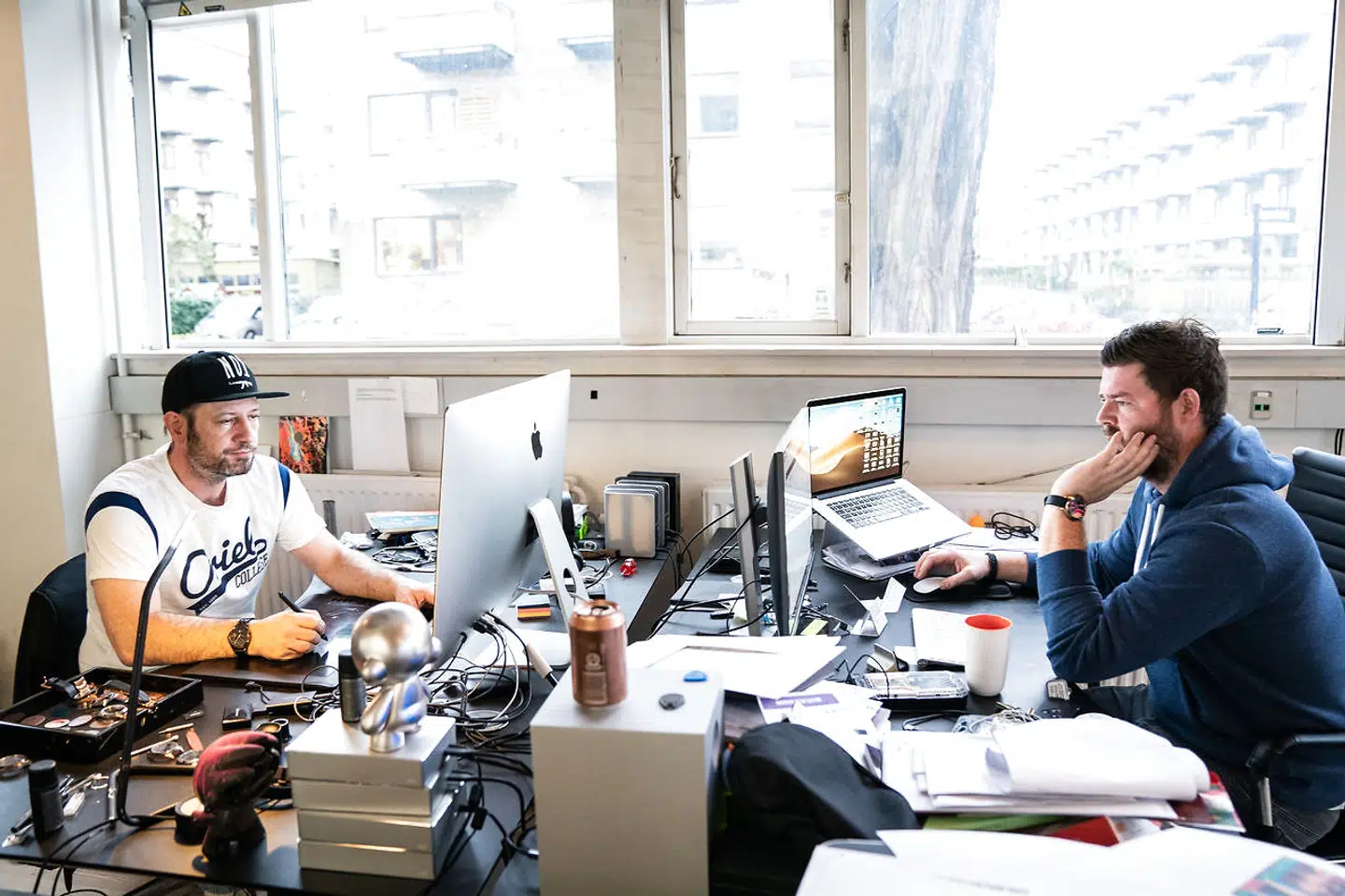 Dann Thorleifsson (blå trøje) og Arne Leivsgard vil lave urskiver af Tal R maleri til urfirmaet Lethos, her fotograferet i København, fredag den 22. november 2019. Men iværksættervirksomheder som deres er det seneste år faldet drastisk.