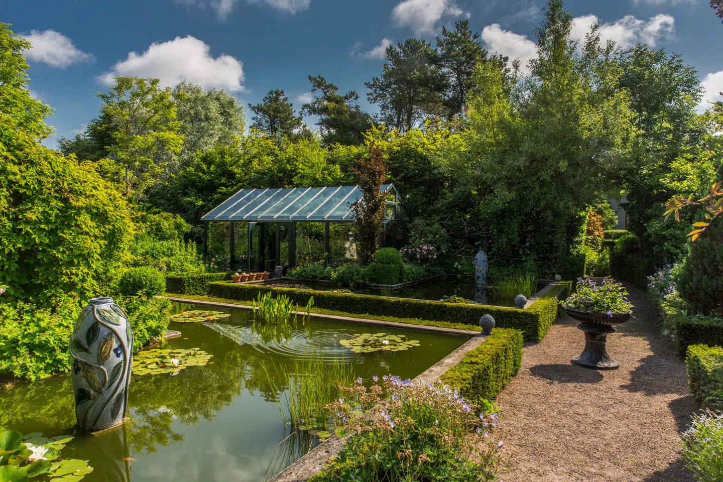 I 70erne mødte arkitekten Claus Bonderup livstykket Anne Just. De kendte hinanden på afstand i mange år, men fra 1991 blev de et gift par – og samme år gik de i gang med at skabe »Haven i Hune«. Anne Just døde af cancer i 2009, og siden har Claus Bonderup passet haven, som han her fortæller historien om.