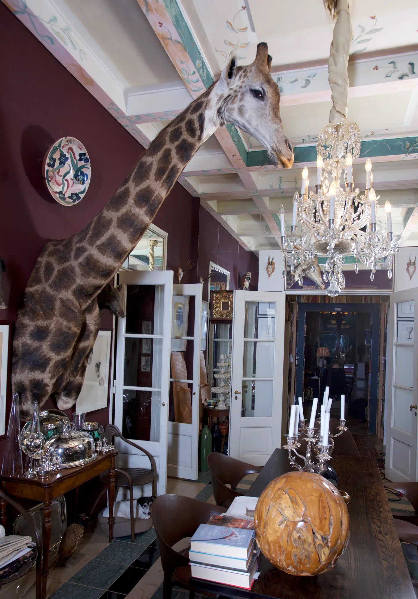 I spisestuen er der både giraf, lysekrone og højt til loftet.