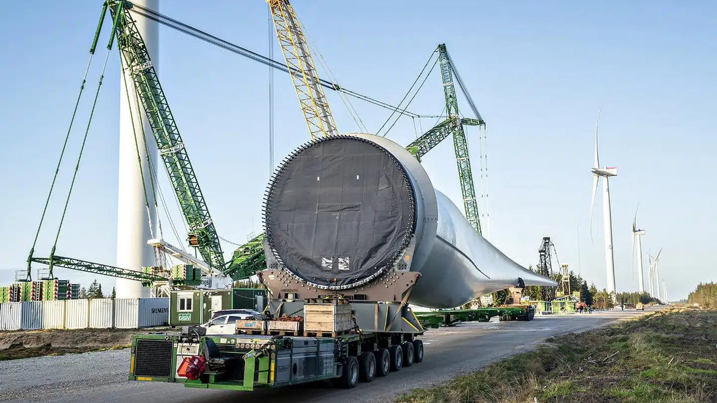 »Når erhvervsliv, lønmodtagere og regeringen går sammen, er vi overbevist om, at den grønne omstilling kan blive det næste store erhvervseventyr. Dansk erhvervsliv har vist både mod og ansvarlighed - både i det lille vaskeri i Vrå og i de store erhvervsorganisationer,« skriver Simon Kollerup og Lizette Riisgaard. Her fragtes en vinge til en ny kæmpevindmølle til testcentret i Østerild.