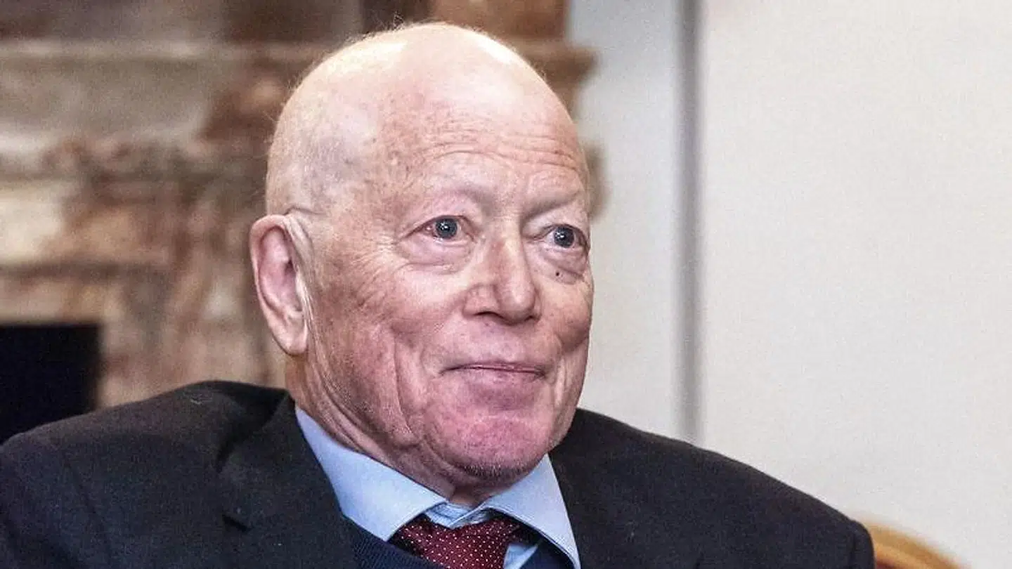 Vor tids største konservative filosof er faret til de evige rævejagtmarker. Her er han fotograferet på den ungarske ambassade i London, 3. december 2019, efter at han netop har modtaget en medalje af den ungarske premierminister, Victor Orban.