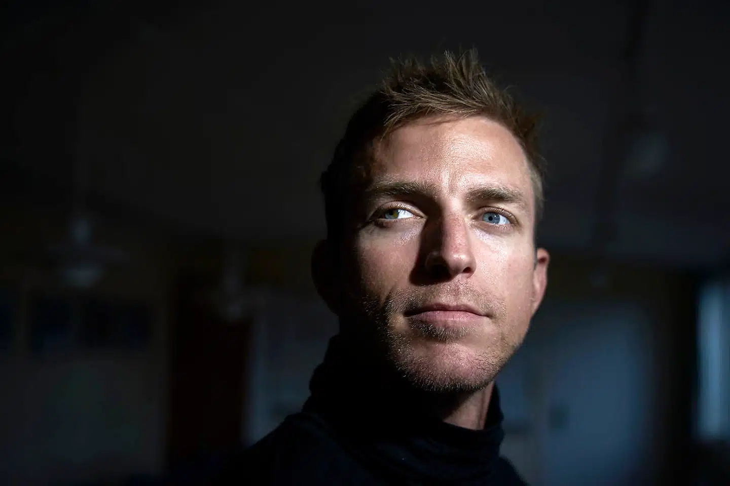 René Holten Poulsen er Danmarks bedste kajakroer, og han forsøger på alle måder at finde en vej ud af sin krise.