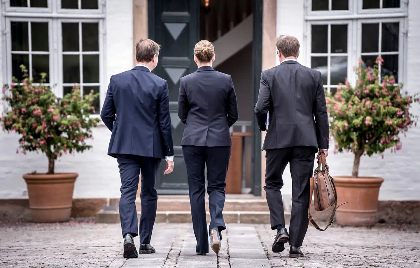 Hvad vil det koste, at flere børn skal tvangsfjernes? At reducere udledningen af drivhusgasser med 70 procent? At indføre minimumsnormeringer i kommunale børneinstitutioner? Regeringens liste over ubekendte bliver længere og længere.