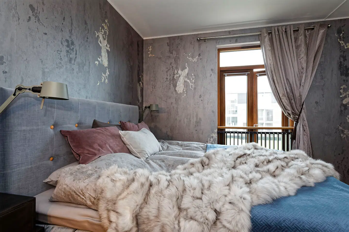 Blødt skind og blå nuancer – også her i soveværelset.
