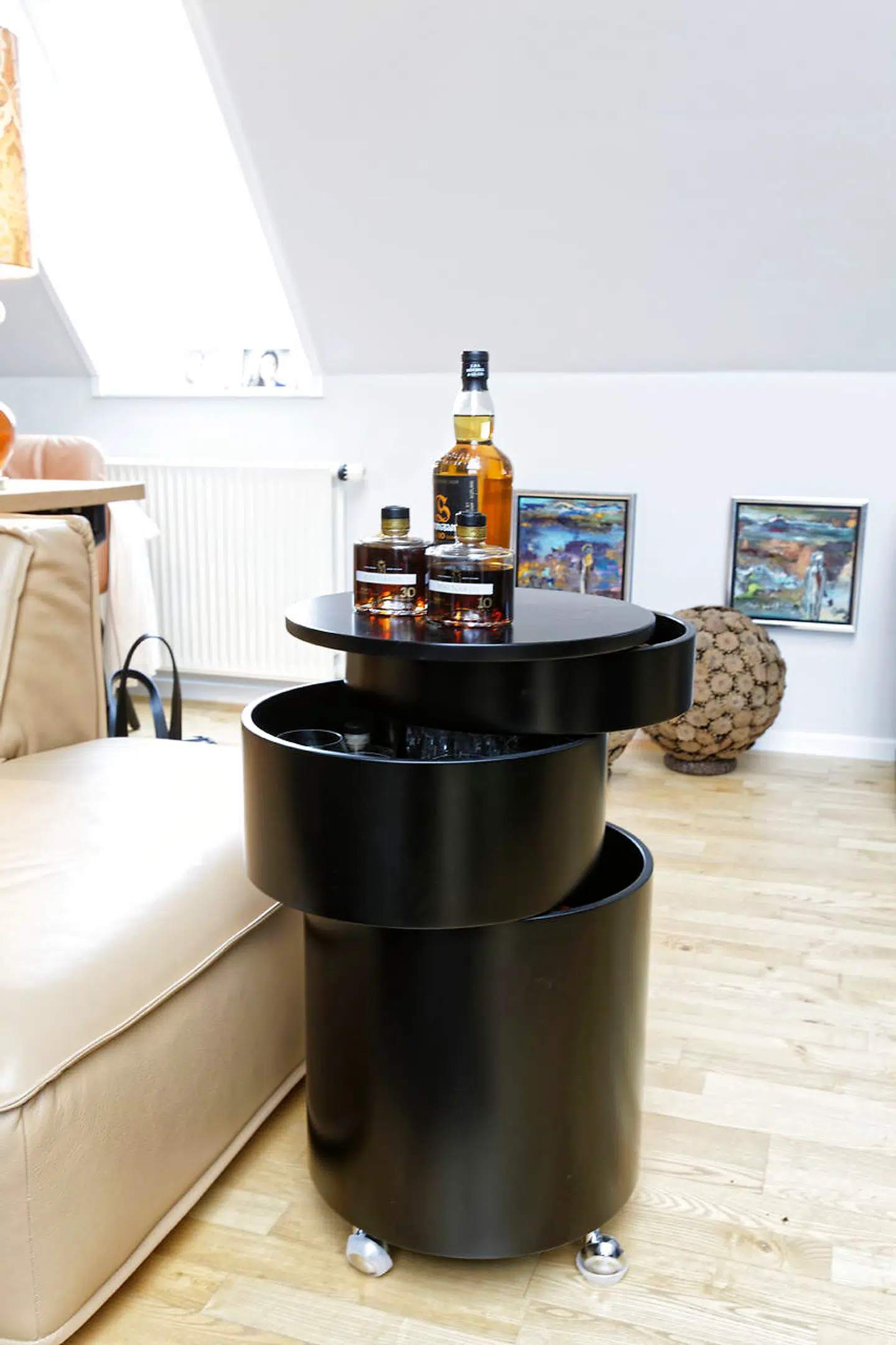 Barbordet af sortlakeret træ er designet af Verner Panton.