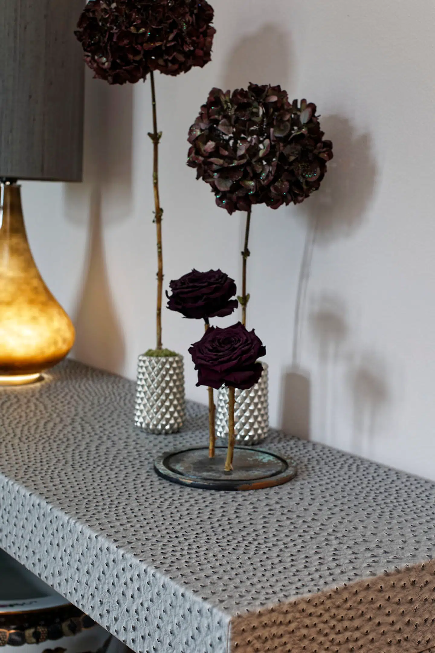 Konsolbordet op ad soveværelsesvæggen er beklædt med strudseskind og fra Squarefeathers i U.S.A.