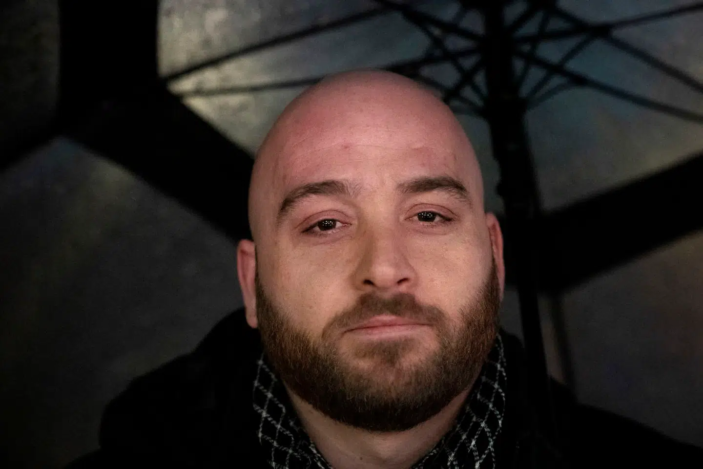 32-årige Abas Youssef, en af de fremmødte til mindehøjtideligheden, hylder general Soleimani.