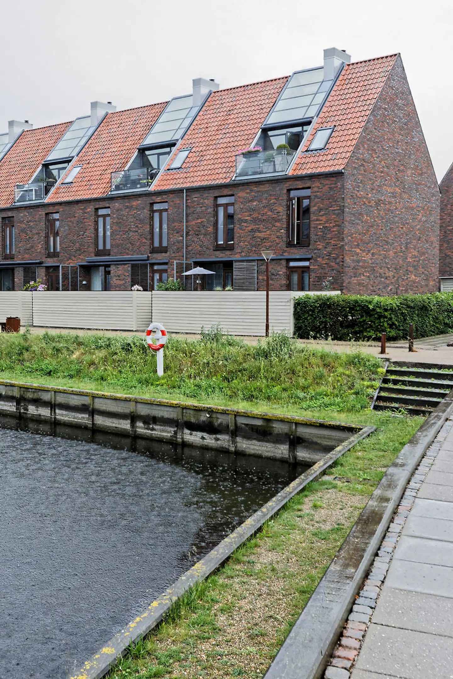 Lejligheden i Amsterdamhusene i Frederikssund ligger på første og anden sal med terrasse og udsigt til Hornsherred og Jægerspris på den anden side af vandet.