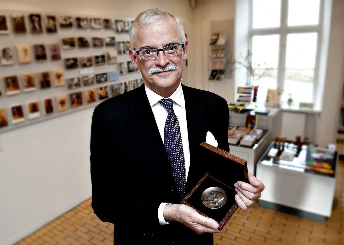 I 2010 modtog Johannes Riis Rungstedlundprisen.