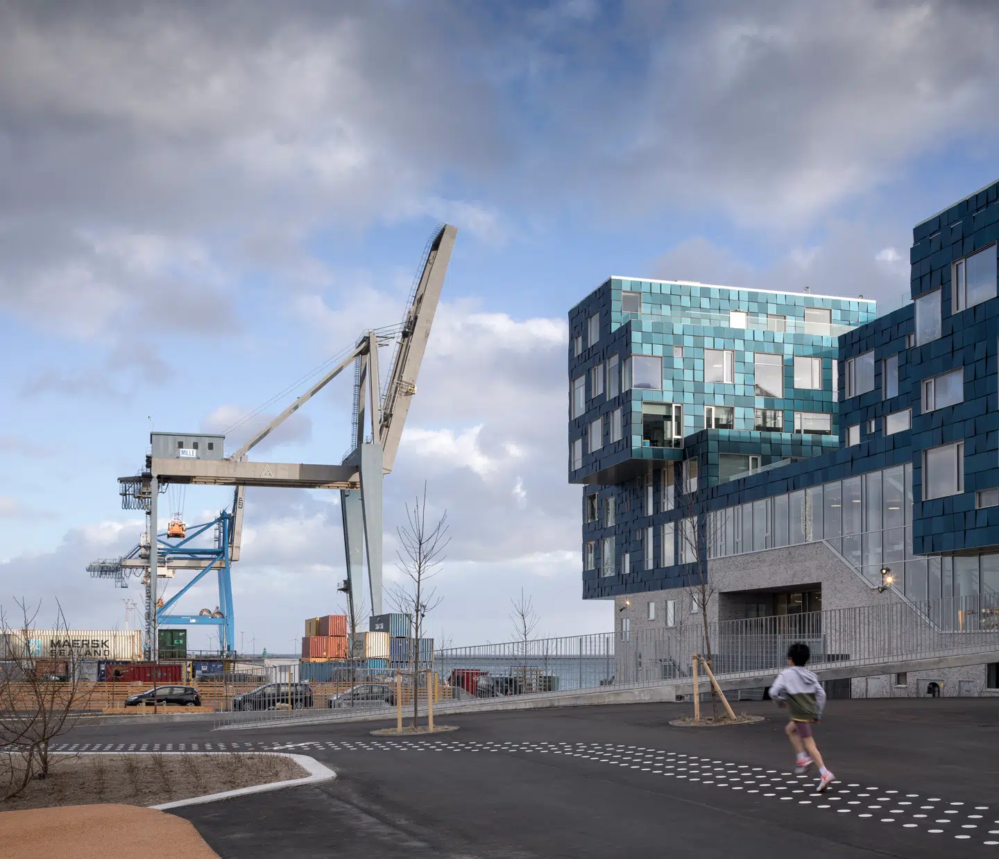 I landskabsprojektet omkring skolen er der både motionsbane og plads til boldspil og leg.